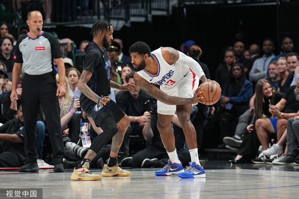 背景下的 背景下的